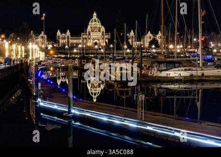 Die Parlamentsgebäude in British Columbia spiegeln sich in der Nacht im Yachthafen wider - Victoria, Vancouver Island, British Columbia, Kanada Stockfoto