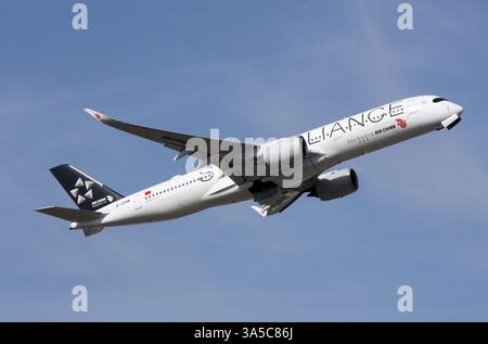 Ein Airbus A350-900 von Air China in einer Star Alliance Lackierung startet am Flughafen London Gatwick Stockfoto
