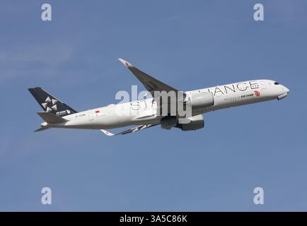 Ein Airbus A350-900 von Air China in einer Star Alliance Lackierung startet am Flughafen London Gatwick Stockfoto