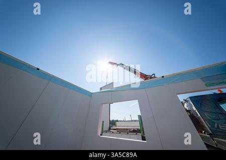 Blick auf den unvollendeten Rahmen eines Privathauses mit belüfteten Leichtbauwänden im Bau Stockfoto
