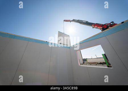 Blick auf den unvollendeten Rahmen eines Privathauses mit belüfteten Leichtbauwänden im Bau Stockfoto
