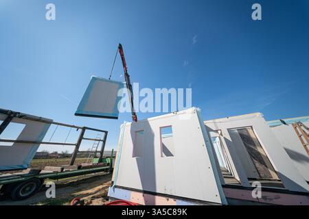 Blick auf den unvollendeten Rahmen eines Privathauses mit belüfteten Leichtbauwänden im Bau Stockfoto