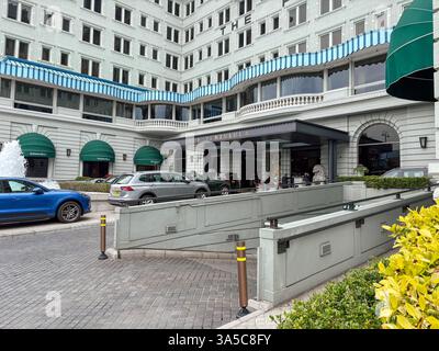 Blick auf den Eingang der Halbinsel Hong Kong, ein Luxushotel mit elegantem architektonischem Stil. Stockfoto