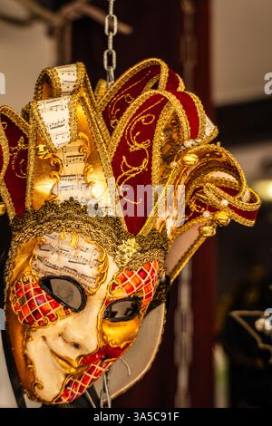 Goldenrote Karnevalsmaske in Verona Stockfoto