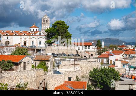 Malerischer Blick auf Pano Lefkara, Zypern, mit der Kirche des Heiligen Kreuzes, einer Moschee, traditionellen Häusern und den Troodos-Bergen auf dem Backgr Stockfoto