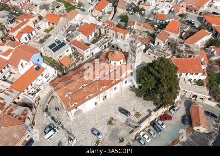 Fesselnder Blick aus der Luft, der die traditionelle Architektur und die pulsierenden roten Dächer des Dorfes Pano Lefkara in Zypern zeigt und dessen historisches Viertel hervorhebt Stockfoto