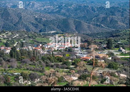 Kato Lefkara, ein charmantes Dorf inmitten der malerischen Hügel und Berge Zyperns, bietet traditionelle Architektur und eine ruhige Landschaft Stockfoto