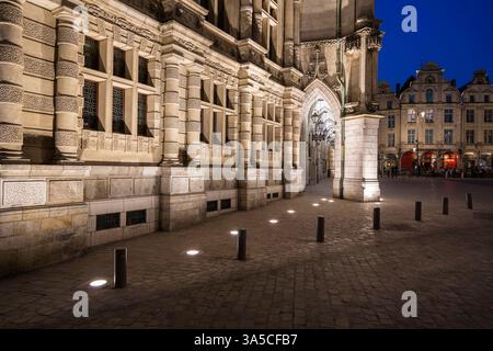 Eintritt zum Hotel de Ville, beleuchtet bei Nacht am Place des Heros, Arras, Frankreich am 7. Juni 2013 Stockfoto