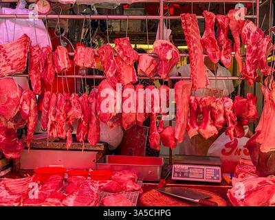 Frisches Fleisch in der Metzgerei in Hongkong. Stücke von rohem Fleisch werden auf einem lokalen Markt zum Verkauf angeboten. Stockfoto