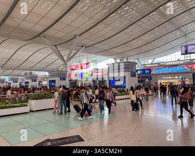 Das Innere des Shenzhen North Train Station in China mit vielen Pendlern, Geschäften und Wartebereichen. Stockfoto