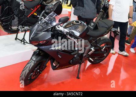 ISTANBUL, TÜRKEI - 16. MÄRZ 2025: Triumph-Motorräder auf der Motobike Istanbul 2025 im Istanbul Expo Center (IFM) zu sehen. Stockfoto