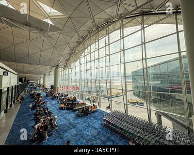 Innenraum des Flughafenterminals mit Blick auf den Asphalt am Hong Kong International Airport. Reise- und Transportkonzept. Stockfoto