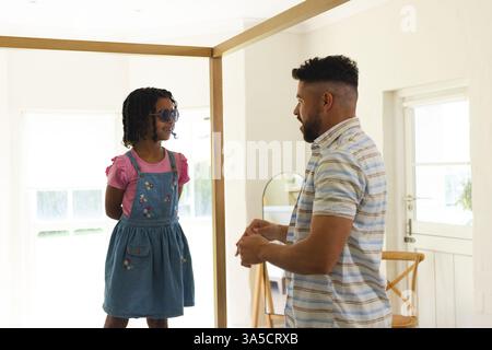 Vater und Tochter spielen zu Hause und teilen fröhliche Momente zusammen Stockfoto