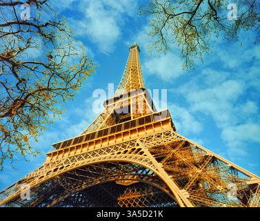 Der Eiffelturm, Paris, Frankreich, von unten gesehen Stockfoto