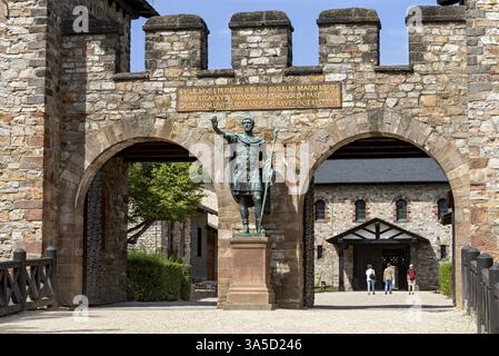 Haupttor, Porta Praetoria mit Bronzestatue des Kaisers Antoninus Pius, Tafel mit Inschrift für Wilhelm II., großer Saal auf der Rückseite, Basilika, SAA Stockfoto