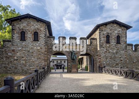 Haupttor, Porta Praetoria mit Bronzestatue von Kaiser Antoninus Pius, römische Festung Saalburg, rekonstruierte Kohortenburg, Museum, archäologischer Park, Stockfoto