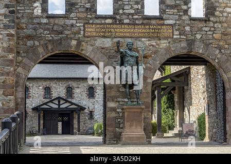 Haupttor, Porta Praetoria mit Bronzestatue von Kaiser Antoninus Pius, großer Saal auf der Rückseite, Basilika, römische Festung Saalburg, rekonstruierte Kohorte f Stockfoto