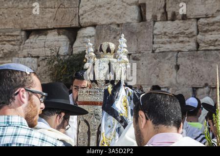 JERUSALEM, ISRAEL - 12. OKTOBER 2014: Morning Herbstsukkot. Das Gebiet vor der westlichen Tempelmauer. Eine Menge jüdischer Anbeter in weißen Kleidern Stockfoto