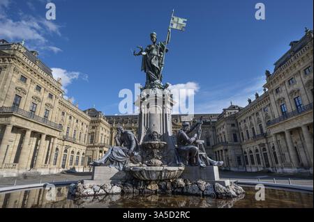 Frankoniabrunnen, neobarocken, 1894 geschaffen, befinden sich Brunnenfiguren und Figur der Franken mit Sturmfahne, fränkische Rennfahne in der Hand Stockfoto