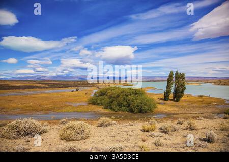 Argentinischen Patagonien im Februar. Gelbe flache verbrannten Wüste mit flachen Seen Stockfoto