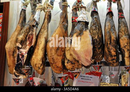 Cadiz, Provinz Cadiz, Andalusien, Spanien, Europa, mehrere spanische Schinken hängen zum Trocknen in einem Laden, Europa Stockfoto