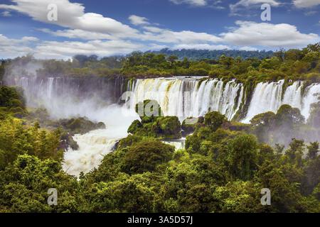 Die Wasserfälle Iguazu. Welt des fallenden Wassers. Malerische basaltische Felsvorsprünge bilden die berühmten Wasserfälle. Das Konzept des aktiven und exotischen Tourismus Stockfoto