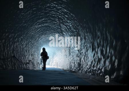 Menschliche Figur Silhouette in der Eishöhle unter dem Gletscher in Chamonix, Frankreich, Europa Stockfoto