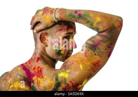 Hübscher junger Mann von hinten mit Haut alle gesehen mit Holi Farben, isoliert auf weißem Hintergrund gemalt Stockfoto