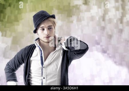 Porträt der schönen blonden Jüngling, blaue Augen, auf bunten abstrakten Hintergrund Stockfoto