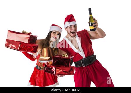 Hübscher junger Mann und die hübsche junge Frau in Santa Claus hat ständigen Holding bunte festliche Weihnachten Geschenke die Jahreszeit zu feiern, auf weissem Hinterg Stockfoto