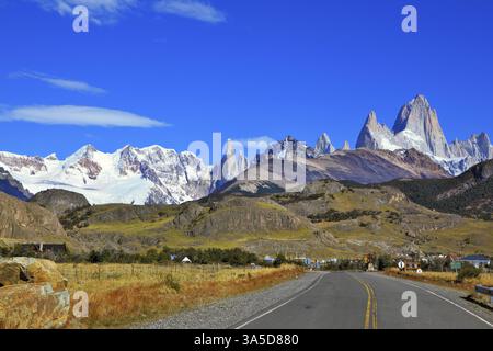 Der berühmte Fitz Roy Gipfel in den Anden. Ausgezeichnete Autobahn in El Chalten. Herrliches Panorama der schneebedeckten Berge in Patagonien Stockfoto