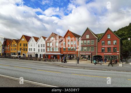 BERGEN, NORWEGEN – 14. JULI 2022: Bergen ist die zweitgrößte Stadt Norwegens. Der alte malerische Damm der Stadt an der Küste des Nordens Stockfoto
