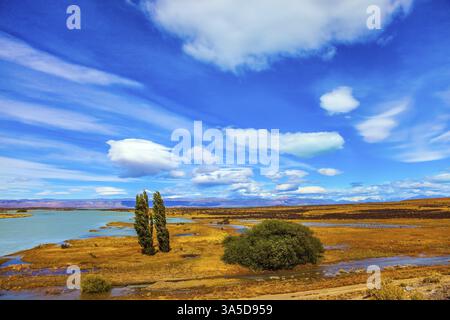 Flache Ebene mit flachen Seen und gelblichem Gras. Patagonische Pampas. Konzept des aktiven und exotischen Tourismus Stockfoto