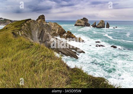 Portio Beach. Stürmischer Herbsttag in der Biskaya. Malerische Klippen und riesige Steine stehen dem Meer gegenüber. Felsige Küste des Atlantischen Ozeans. Spanne Stockfoto