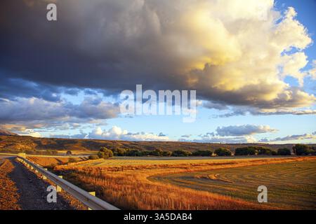 Die endlose argentinische Prärie und die berühmte Ruta 40 Schotterstraße. Eine gigantische, landschaftlich reizvolle Gewitterwolke, die von Blitzeinschlägen durchdrungen und von den s beleuchtet wird Stockfoto