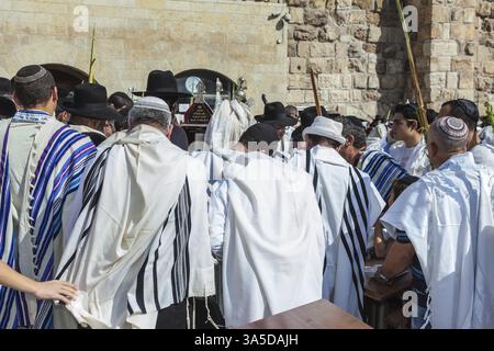 JERUSALEM, ISRAEL - 12. OKTOBER 2014: Morning Herbstsukkot. Das Gebiet vor der westlichen Tempelmauer war voller Menschen. Wir haben eine Menge treuer Juden Stockfoto