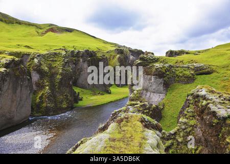 Island im Juli. Canyon Fjadrargljufur und kalter schneller Fluss mit Kieselboden Stockfoto
