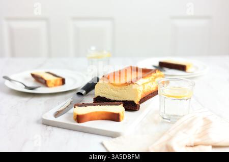 Ein Stück Brownies Basque Burnt Cheesecake Loaf. Stockfoto