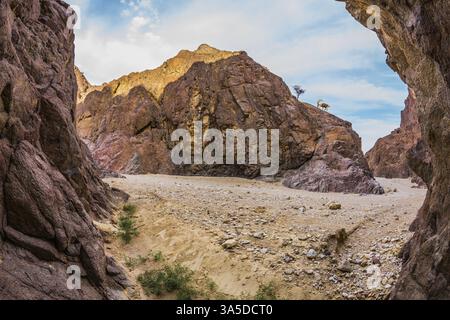 Schwarzer Canyon in den alten Eilat-Bergen. Orange und rosafarbener Sandstein leuchten in der Sonne. Foto: Fischaugenlinse Stockfoto