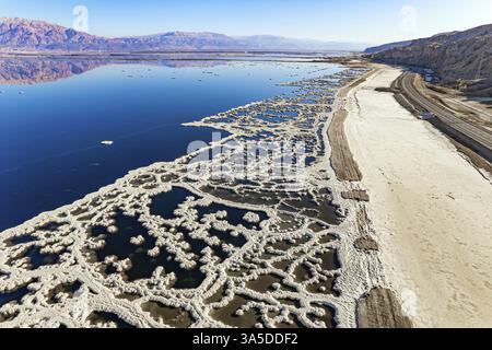 Totes Meer. Sonniger Wintertag. Das Bild wurde von einer Drohne aus der Luft aufgenommen. Israel. Verdampftes Salz bildet bizarre Muster auf dem Wasser. Das Blau Stockfoto