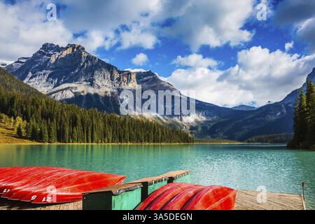 Glänzend rote Kajaks sind kopfüber getrocknet. Emerald Lake in den Kanadischen Rocky Mountains. Das Konzept der Freizeit und des Tourismus Stockfoto