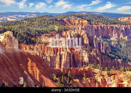 Bryce Canyon in den USA. Riesiges natürliches Amphitheater, geschaffen durch Erosion. Hoodoos sind einzigartige geologische Strukturen, die durch Erosion entstehen. Unglaublich Stockfoto