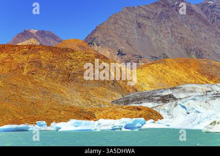 Unglaubliche Reise nach Südamerika. Argentinien Patagonien. Riesiger landschaftlich schöner Gletscher auf dem See Viedma. Vom Gletscher abgebrochene Eisstücke treiben hinein Stockfoto