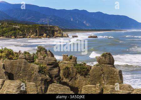 Pancake Rock ist ein Naturwunder Neuseelands. Unglaubliche Reise an die Enden der Welt. Steinpfannkuchen, übereinander gestapelt. Der Tiefenbereich Stockfoto