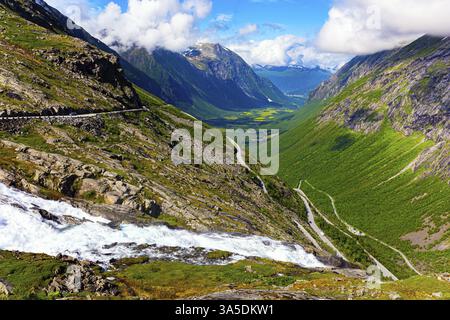 Die berühmte Trolltreppe. Kolossales brodelndes Wasser und tosende Wasserfälle. Sonniger Sommertag in den Bergen Norwegens. Foto von einer Drohne Stockfoto
