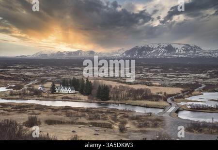 Ein Blick aus der Luft auf ein Haus mitten auf einem Feld. Foto eines Hauses in der atemberaubenden isländischen Landschaft Stockfoto
