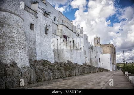 Blick auf Ostuni, Italien, die Weiße Stadt auf einem Hügel mit Blick auf die Adria in Apulien, Italien. Das Foto zeigt eine Reihe weißer Gebäude Stockfoto