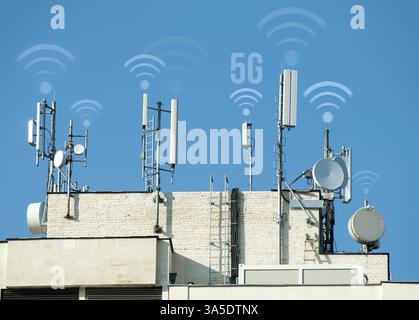 5G-Antenne und GSM-Sender. Konzept für hohe Geschwindigkeit 5G Internet Stockfoto
