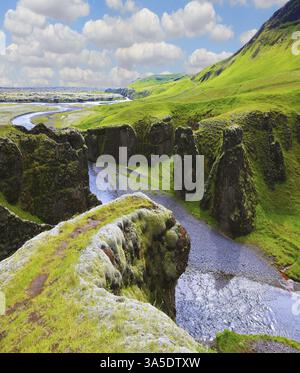 Fantastisches Land Island. Der malerischste Canyon Fjadrargljufur und der flache Bach, der am Boden des Canyons entlang fließt Stockfoto