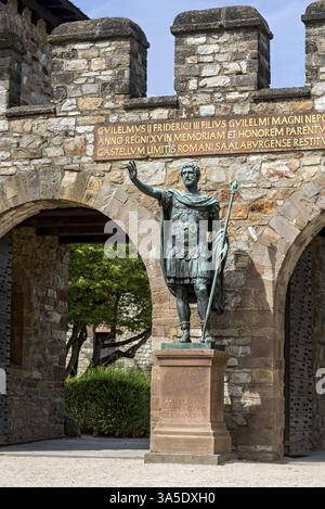 Haupttor, Porta Praetoria mit Bronzestatue des Kaisers Antoninus Pius, Tafel mit Inschrift für Wilhelm II., römische Festung Saalburg, rekonstruierte Co Stockfoto